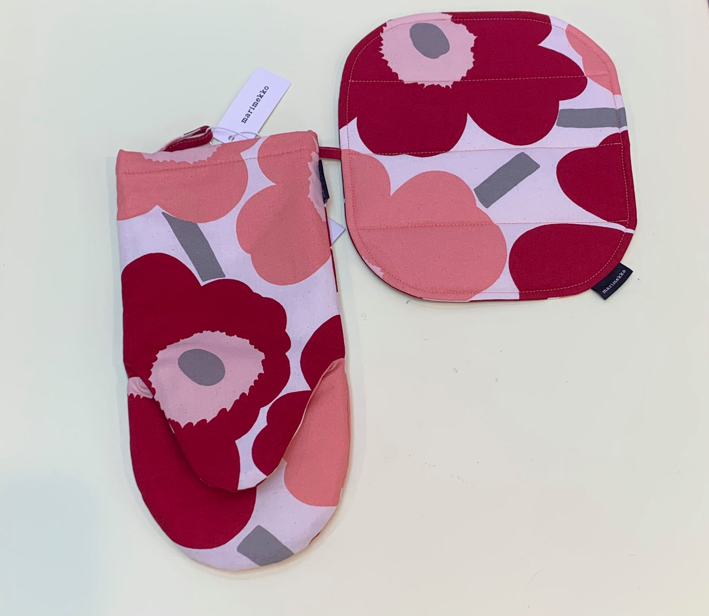 Marimekko Pink Unikko ovenmitten and pot holder set